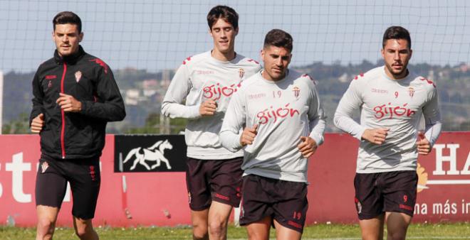 Varios jugadores del Sporting entrenando en Mareo. (FOTO: Rodrigo Medina).