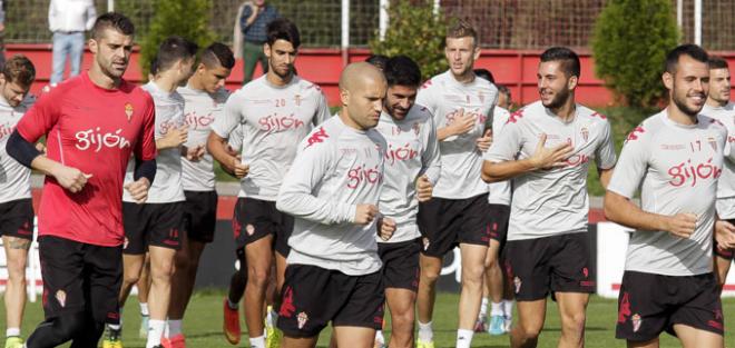 La plantilla rojiblanca, entrenándose en Mareo. (FOTO: Rodrigo Medina).