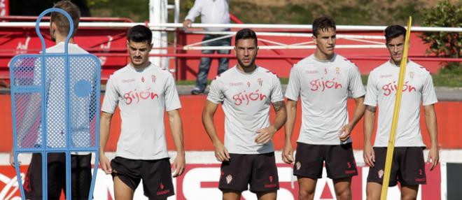 Varios jugadores, en un entrenamiento en Mareo. (FOTO: Rodrigo Medina).