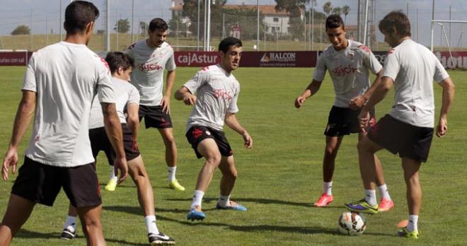 La plantilla del Sporting, en una sesión de trabajo. (FOTO: Rodrigo Medina).