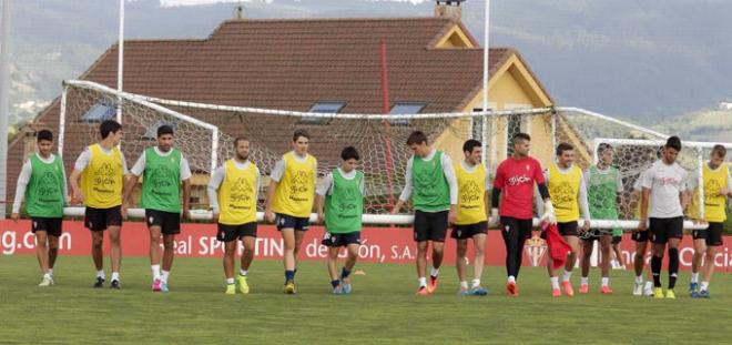 Varios jugadores, durante un entrenamiento. (FOTO: Rodrigo Medina).