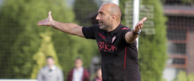 Abelardo, dando instrucciones en un entrenamiento. (FOTO: Rodrigo Medina).