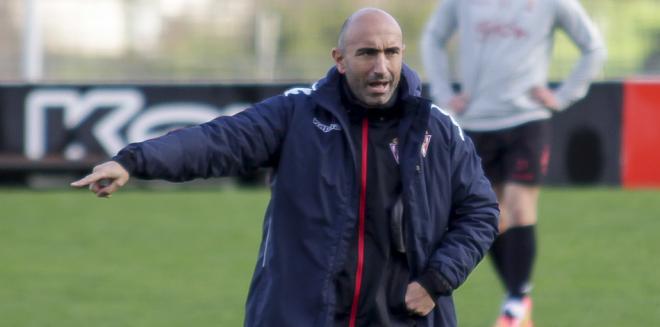 El técnico sportinguista, en las instalaciones de Mareo. (FOTO: Rodrigo Medina)