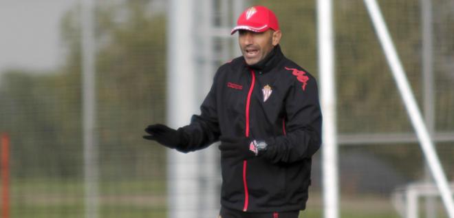 Abelardo, dando instrucciones en un entrenamiento. (FOTO: Rodrigo Medina).