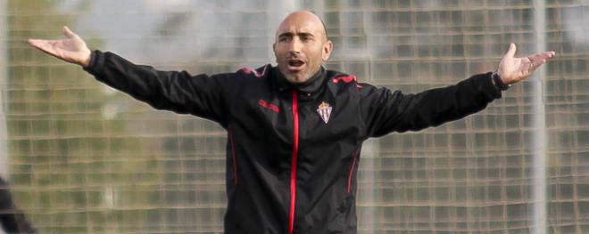 Abelardo durante un entrenamiento del Sporting. (Foto: Rodrigo Medina).