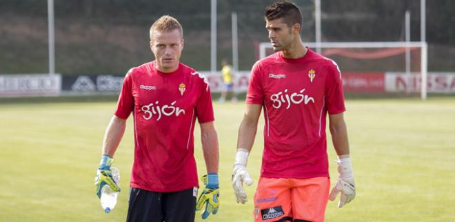 Cuéllar, junto a su sustituto Alberto, en un entrenamiento en Mareo. (FOTO: Rodrigo Medina).