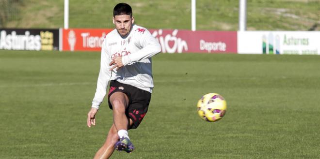 Carmona, en un entrenamiento con el Sporting. (FOTO: Rodrigo Medina).