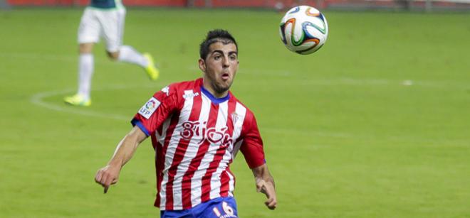 Castro, en un partido en El Molinón. (FOTO: Rodrigo Medina).