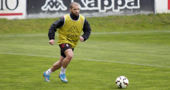 Lora, en un entrenamiento en Mareo. (FOTO: Rodrigo Medina).