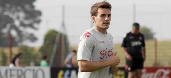 Juan Muñiz, en un entrenamiento con el Sporting. (FOTO: Rodrigo Medina).