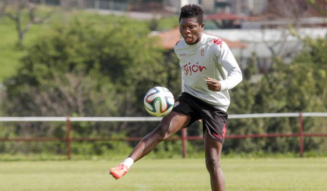 Dani Ndi, en un entrenamiento con el filial. (FOTO: Rodrigo Medina).