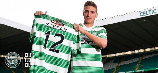 Stefan Scepovic, con su nueva camiseta en el Celtic Park.