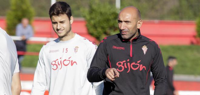 Serrano, junto a Abelardo, en un entrenamiento en Mareo. (FOTO: Rodrigo Medina).