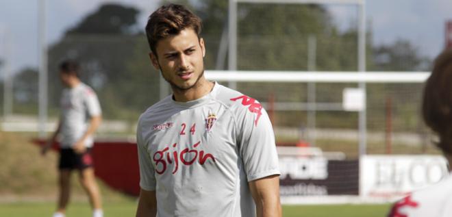 Serrano, en un entrenamiento del Sporting. (FOTO: Rodrigo Medina).