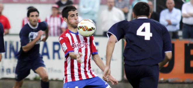 Carlos Castro controla con el pecho en la acción del gol. (FOTO: Rodrigo Medina).