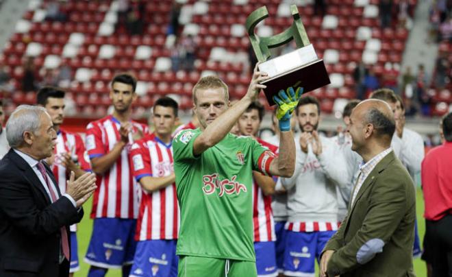 Alberto levanta el trofeo Villa de Gijón. (FOTO: Rodrigo Medina).