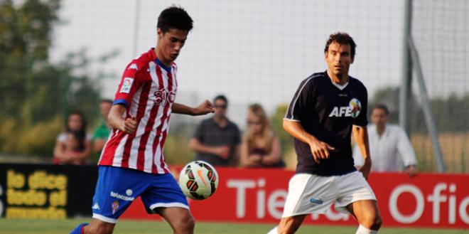 Pablo Pérez, controlando un balón en el partido de esta tarde. (FOTO: Rodrigo Medina).