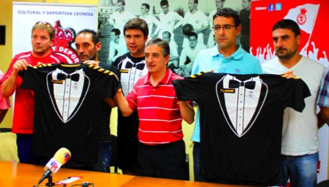 Presentación de la camiseta de la Cultural. (FOTO: CYD Leonesa).