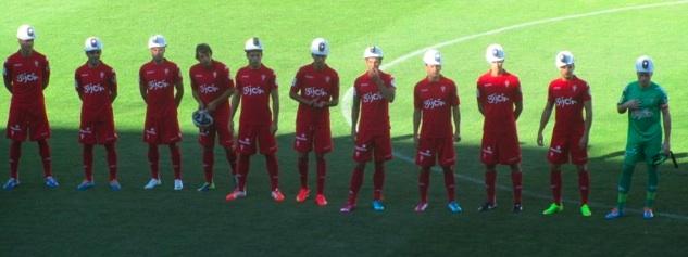 Los jugadores del Sporting antes del comienzo del encuentro. (FOTO: RSG).