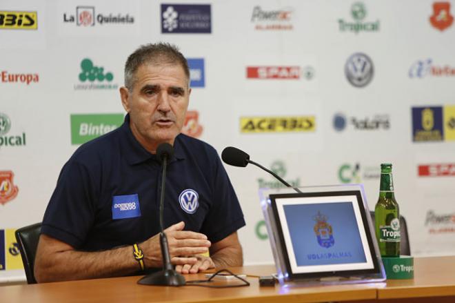 El míster canario en rueda de prensa. (Foto: Carlos Díaz Recio).