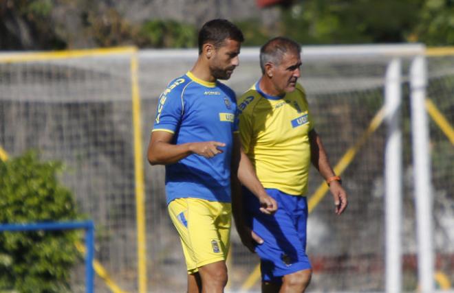 Paco Herrera, a la derecha de la imagen en un entrenamiento. (Foto: Carlos Díaz Recio).