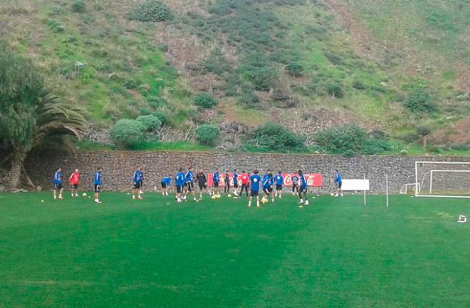 El Tenerife, entrenando en El Mundialito. (FOTO: CD Tenerife)