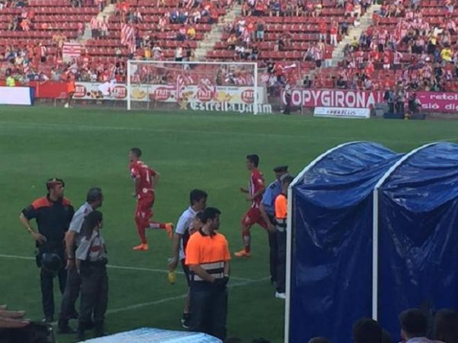 Los jugadores del Girona salen al campo para su reanudación.