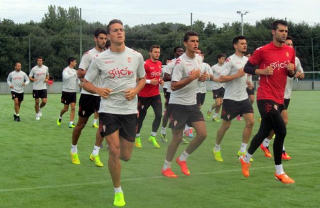 La plantilla rojiblanca, en el entrenamiento matinal en la ciudad deportiva del Dépor. (FOTO: RSG).