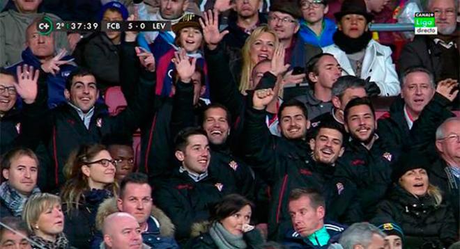 Varios jugadores del Sporting, bromeando en el Camp Nou.