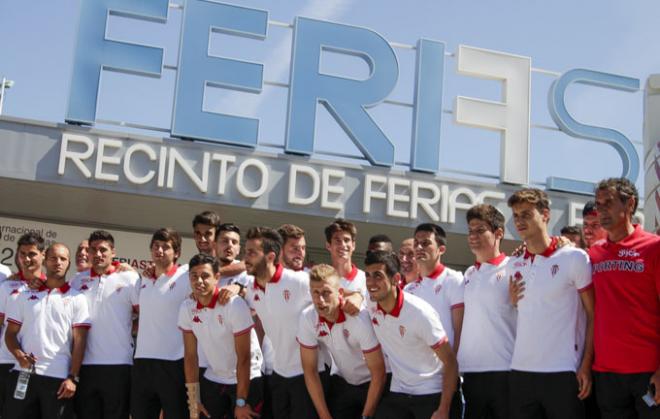 Los jugadores posan ante el Recinto Ferial. (FOTO: Rodrigo Medina).