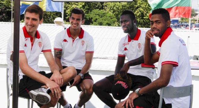 Los jugadores se toman un descanso en su visita a la Feria. (FOTO: Rodrigo Medina).