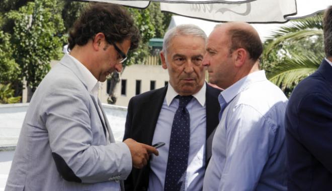 El asesor Losada, junto al presidente Veiga y el consejero Javier Martínez. (FOTO: Rodrigo Medina).