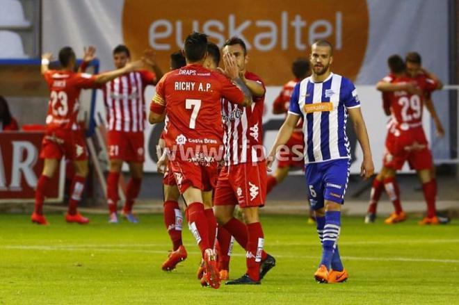 El Girona, celebrando uno de sus goles en Mendizorroza.