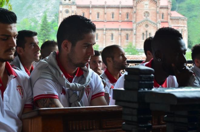 La plantilla en Covadonga. (FOTO: ElDesmarque Asturias).