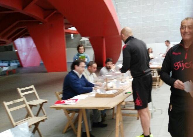 Abelardo y Gerardo Ruiz ejerciendo el voto ante Javier Fernández. (FOTO: Cadena Ser).