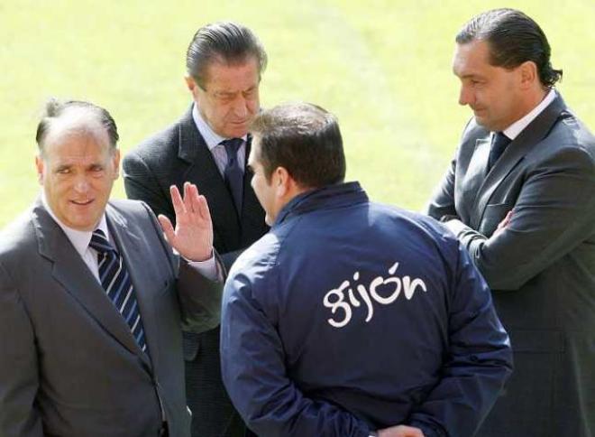 El presidente de la LFP, Javier Tebas, junto a García Amado.