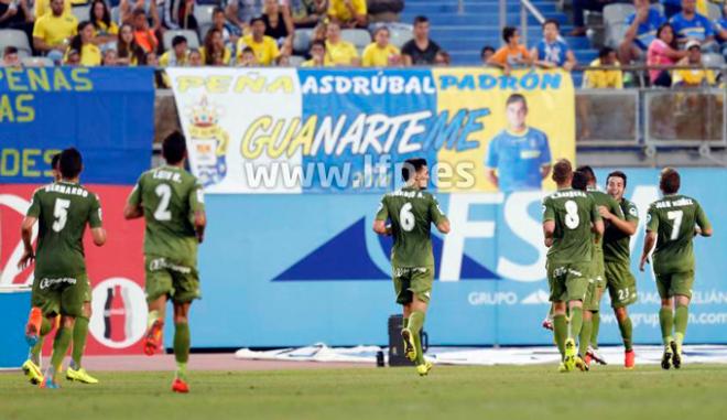 Los jugadores rojiblancos, celebrando el gol.