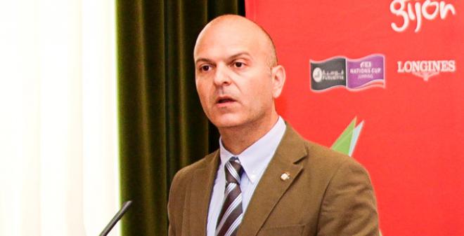 El concejal Pedro Barbillo, en la presentación del CSIO Gijón 2014. (FOTO: Rodrigo Medina).