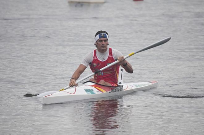 Javier Hernanz en la piragua (Foto: ElDesmarque).