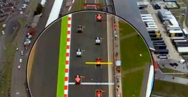 Imagen aérea de la salida en la que se ve la posición adelantada de Alonso