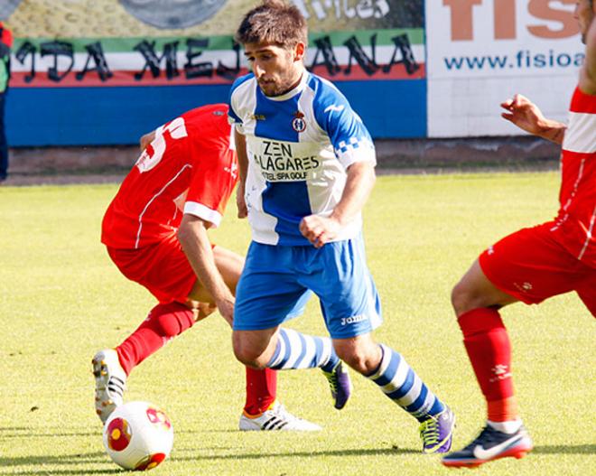 Álex Arias, en un partido la pasada temporada. (FOTO: Lorena Francos).