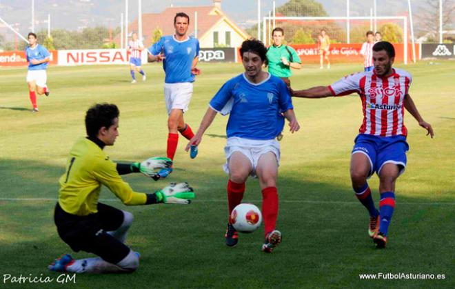 Saúl Lara, en el centro, en un partido de Copa Federación en Mareo. (FOTO: Fútbol Asturiano).