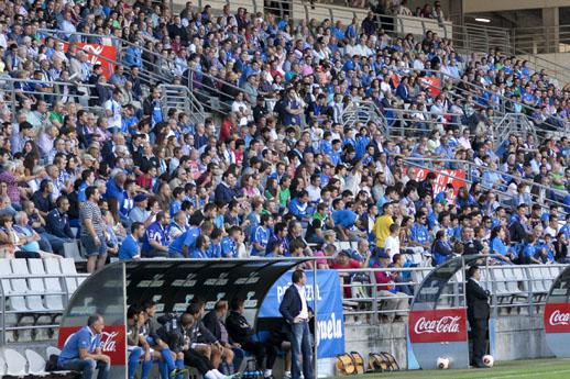 Aficionados del Oviedo en un partido de la pasada temporada. (FOTO: Lorena Francos)