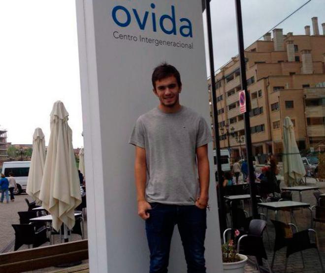 Capelete posa frente al cartel de Ovida. (FOTO: Real Oviedo)