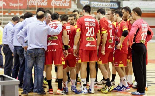 La plantilla 2013-14, escuchando las instrucciones de Alberto Suárez. (FOTO: Rodrigo Medina).