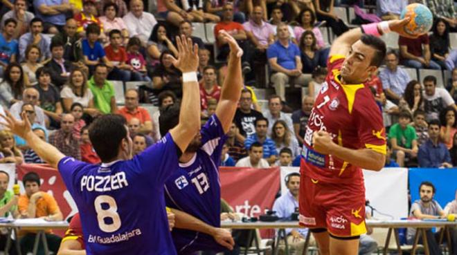 Costoya, en el debut en la Asobal frente al Guadalajara. (FOTO: Rodrigo Medina).