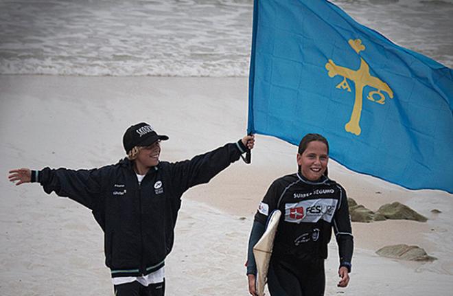 La joven Paula Martiño, saliendo del agua. (FOTO: FSPA).