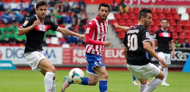 Isma López, en el partido ante el Murcia del pasado curso en El Molinón. (FOTO: Rodrigo Medina).