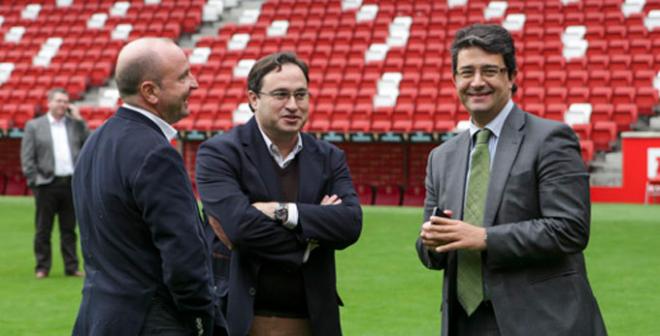 Javier Martínez, Javier Fernández y Fernando Losada, en El Molinón. (FOTO: Rodrigo Medina).