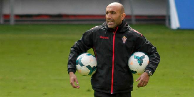 Abelardo dirige a sus jugadores en un entrenamiento. (FOTO: Rodrigo Medina).